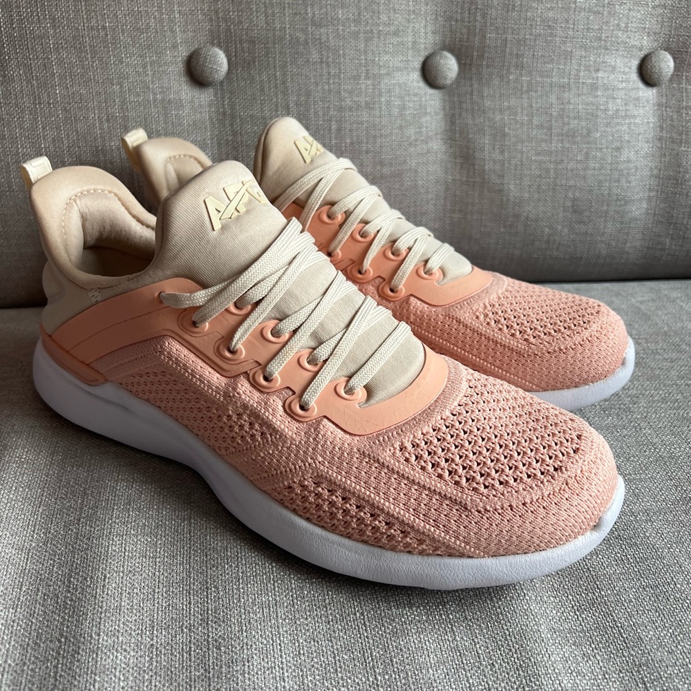 Women's APL Techloom Tracer blush Sneakers - Sz 8